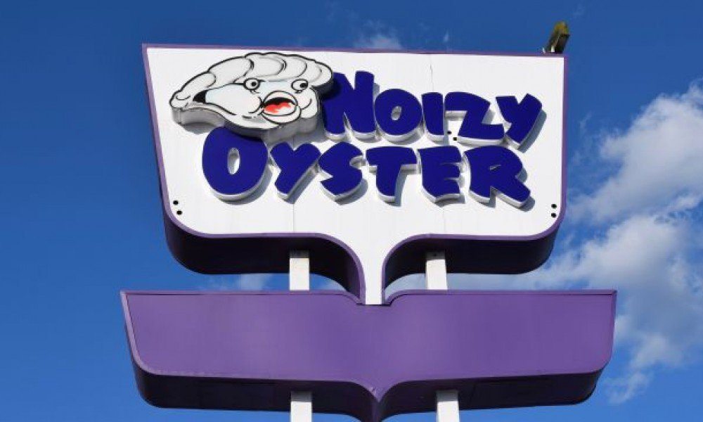 Noizy Oysters Bar and Grill h